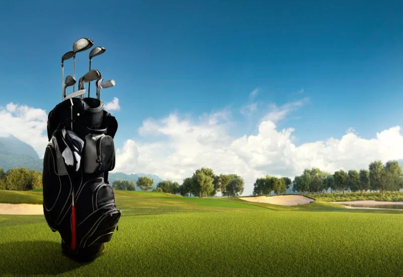 Arranging golf clubs in a six-way divider bag